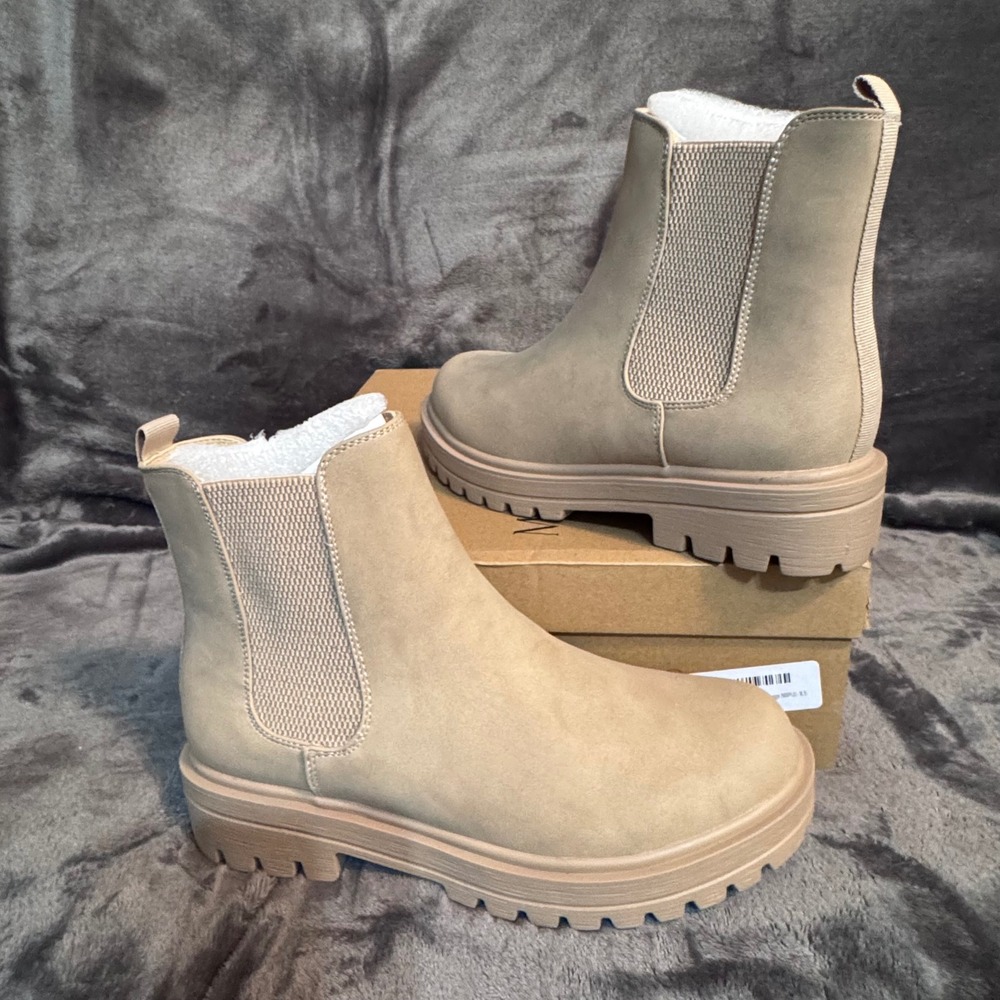 NEW Marco Republic Women 8.5 Chelsea Lug Sole Portland Beige Ankle Boots - Picture 2 of 13